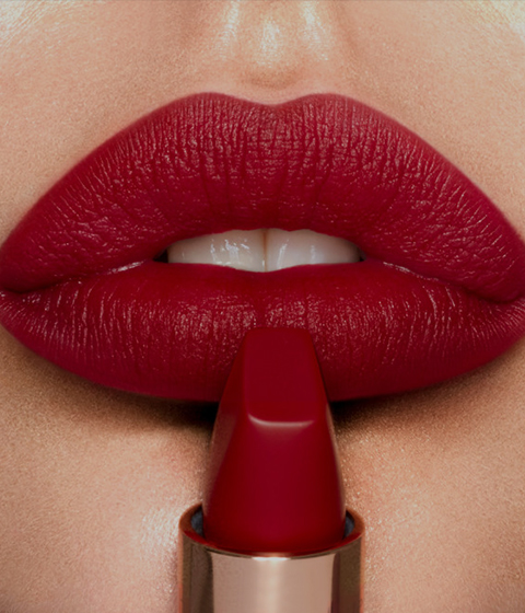 Why Long-Lasting Lip Gloss Is a Must-Have in Every Makeup Bag